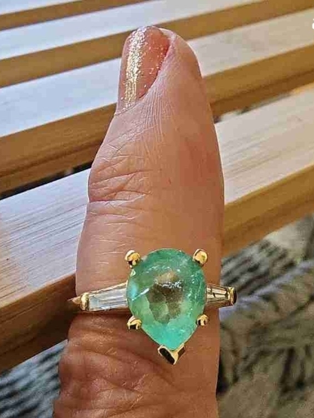 Vintage Emerald Green Pear-Cut Gemstone Ring in Gold